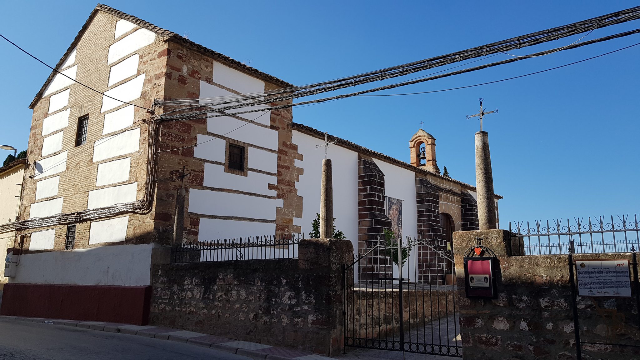El Ayuntamiento soterra los cables de la Ermita de la Soledad
